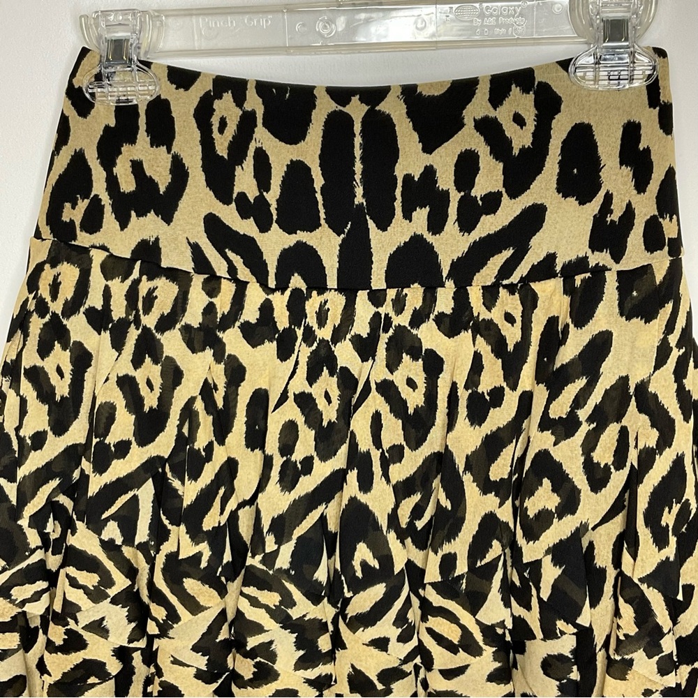 ๐ INC. SKIRT - GREAT CONDITIONโฃ๏ธ FLIRTY & FUN 18โ LENGTH ๐ - Picture 4 of 8